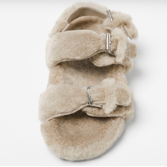 NWT KIDS/ BUCKLED FAUX FUR SANDALS - Picture 2 of 5